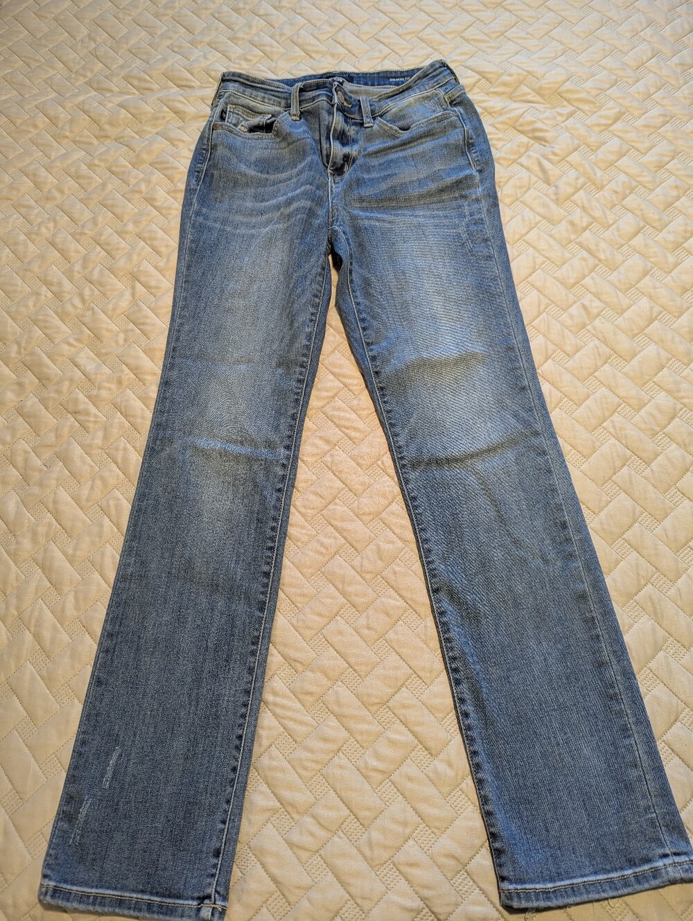 Judy Blue JB82560MD straight fit jeans feature a medium wash Sz.7/28